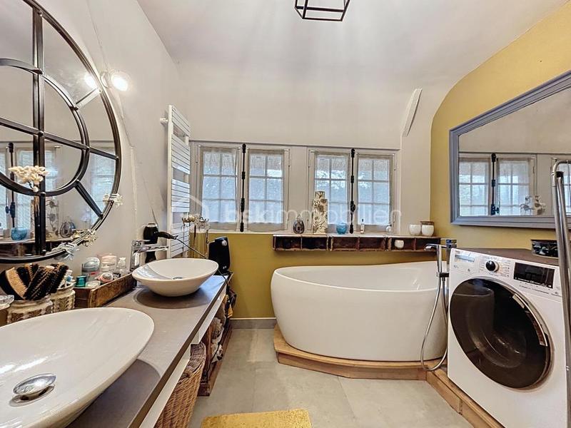 Maison traditionnelle - 210 m² - 7 pièces