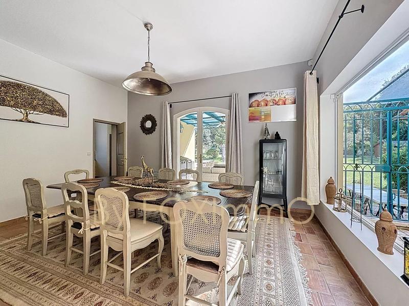 Propriété - 653 m² - 28 pièces