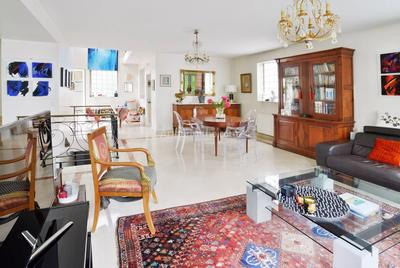 Maison - 207 m² - 8 pièces