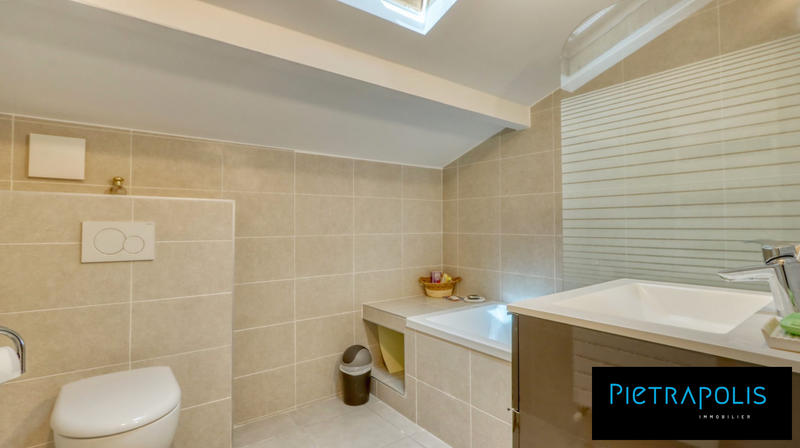 Maison - 220 m² - 9 pièces