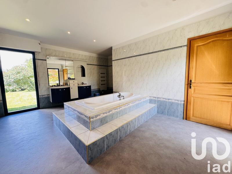 Maison - 280 m² - 9 pièces