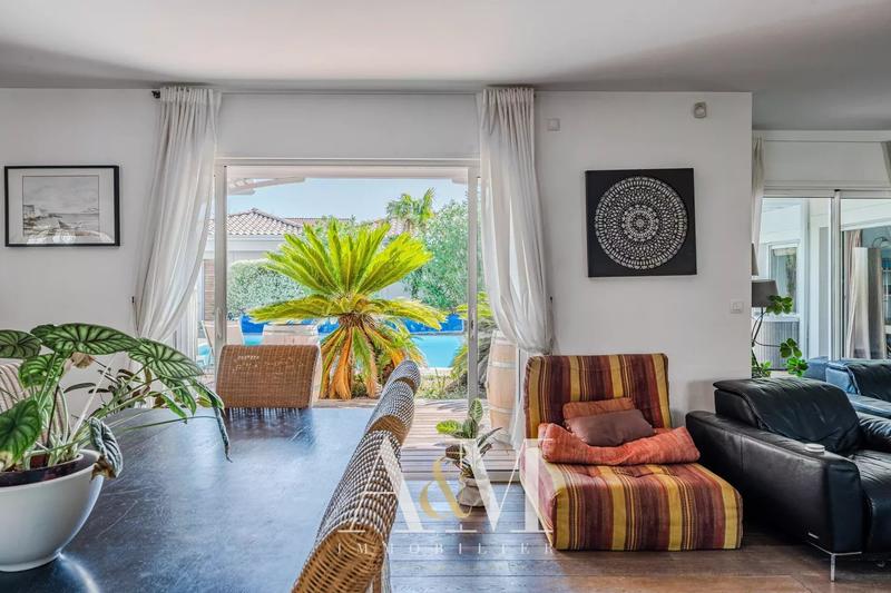 Maison - 350 m² - 10 pièces