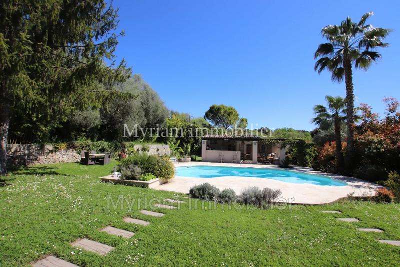 Maison - 240 m² - 6 pièces