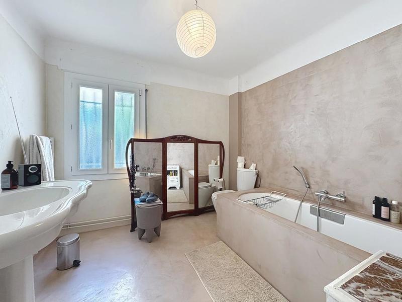 Propriété - 270 m² - 9 pièces