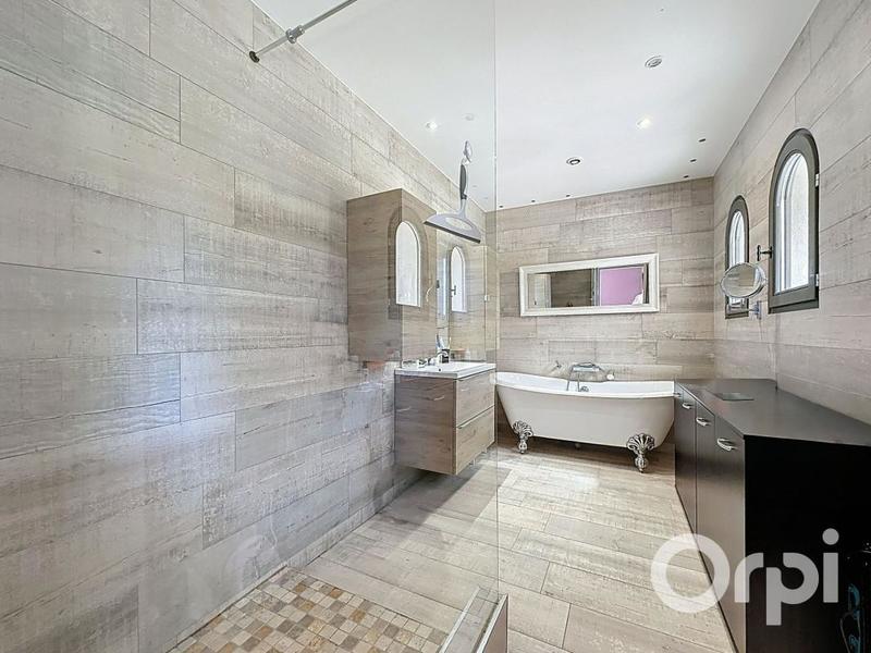 Maison - 185 m² - 6 pièces