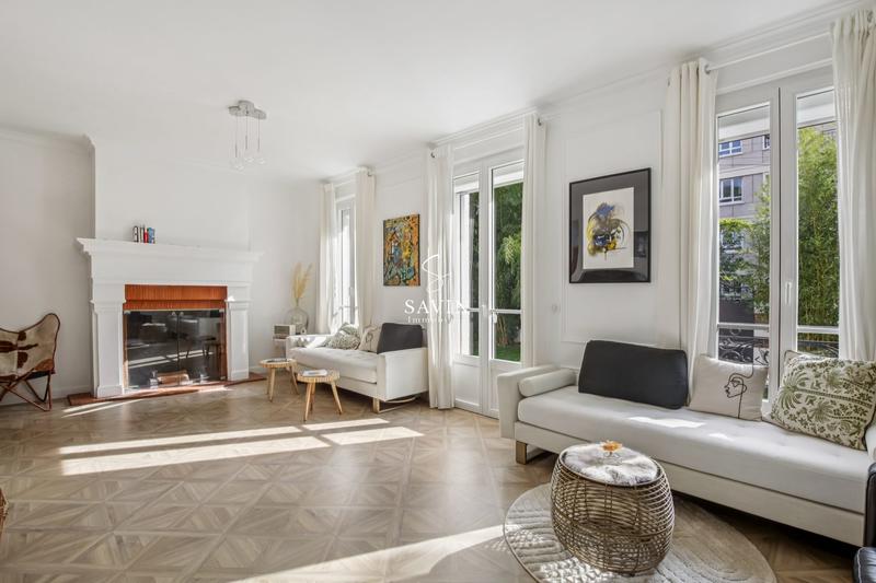 Maison - 247 m² - 8 pièces