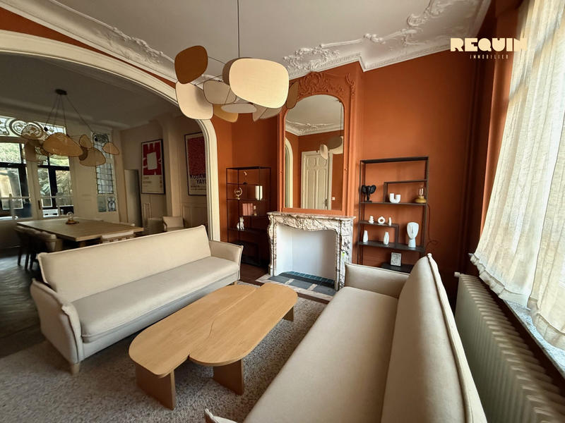 Maison - 230 m² - 9 pièces