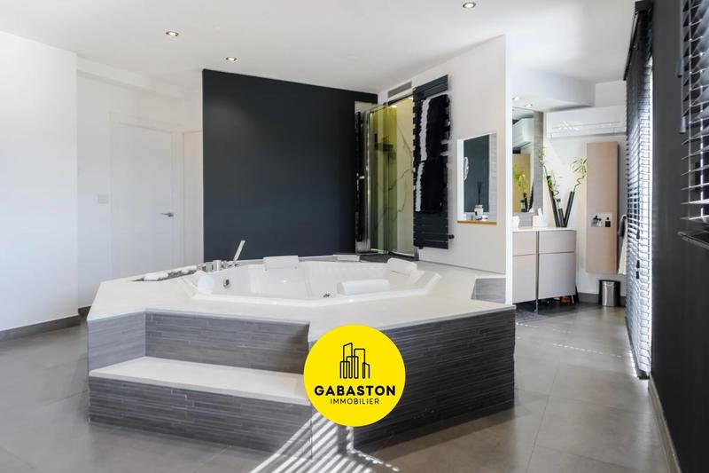 Villa - 247 m² - 5 pièces