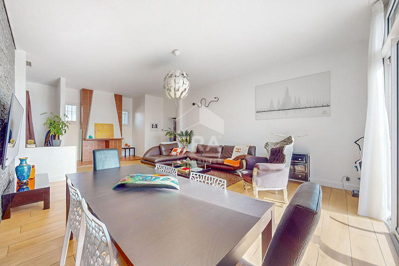 Maison - 222 m² - 10 pièces