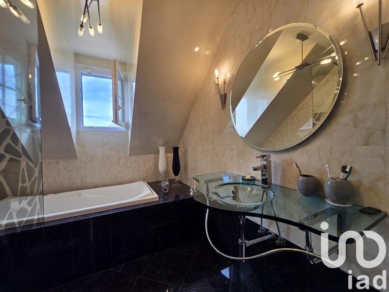 Maison - 219 m² - 8 pièces