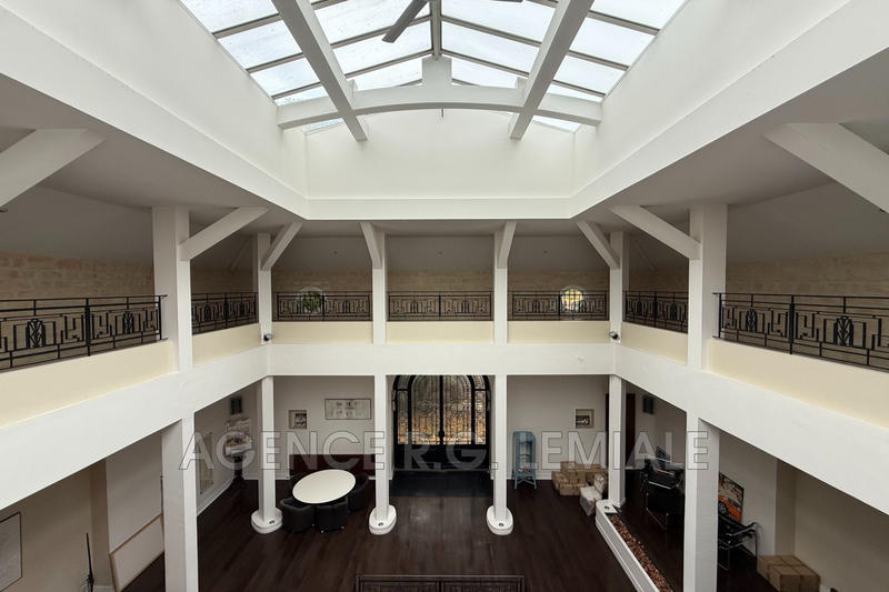 Maison - 937 m² - 15 pièces