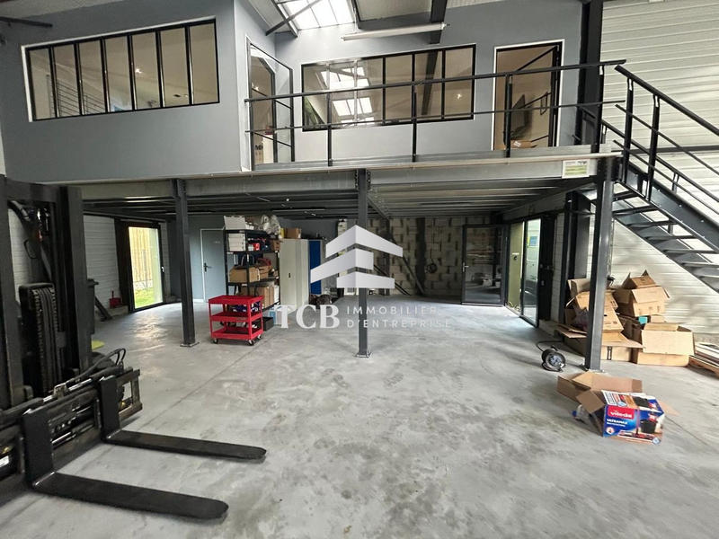 Local d'activités - 294 m²