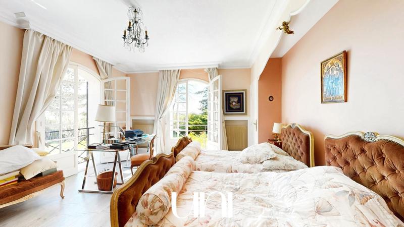 Maison - 318 m² - 8 pièces