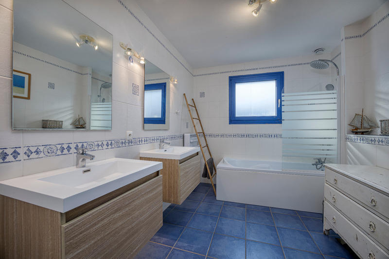 Maison - 261 m² - 11 pièces