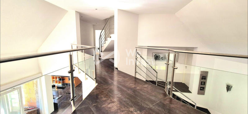 Maison - 222 m² - 8 pièces