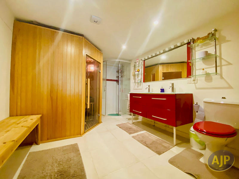 Maison - 315 m² - 10 pièces