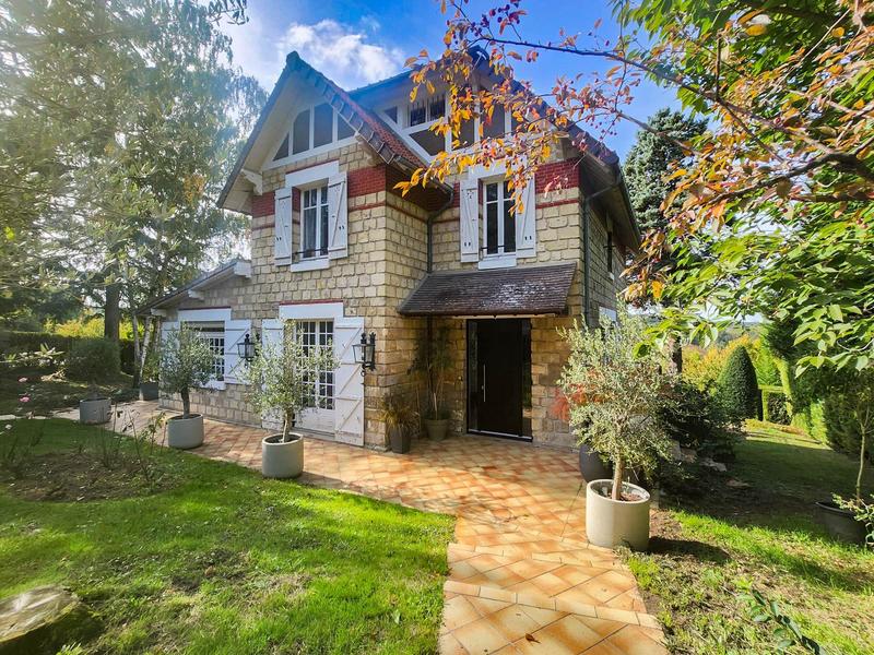 Maison - 212 m² - 10 pièces