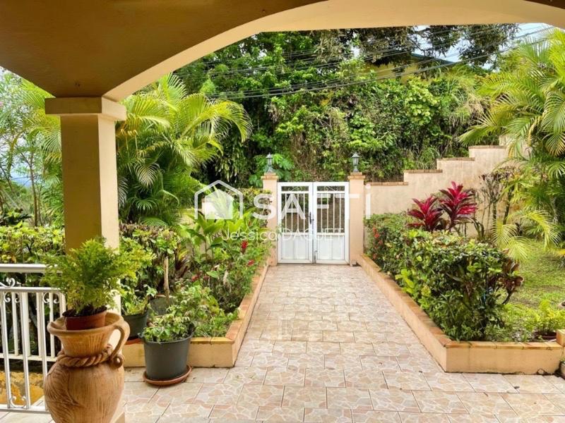 Maison - 250 m² - 8 pièces