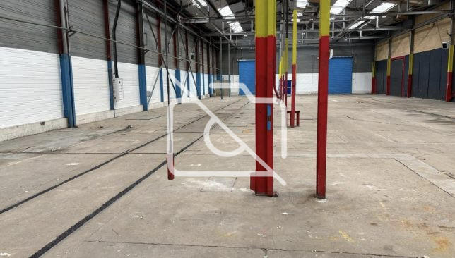 Entrepôt - 1 600 m²