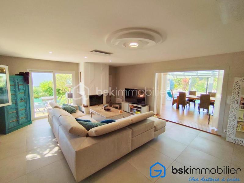 Villa - 237 m² - 6 pièces