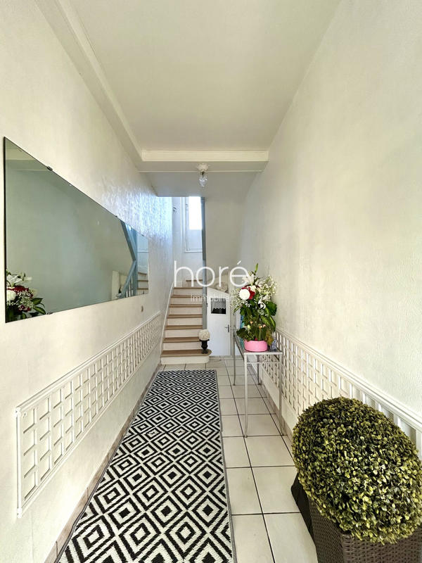 Maison - 210 m² - 12 pièces