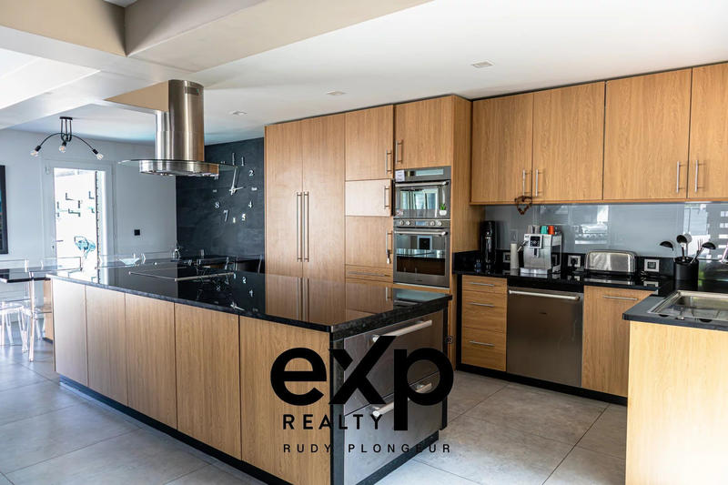 Maison - 285 m² - 9 pièces