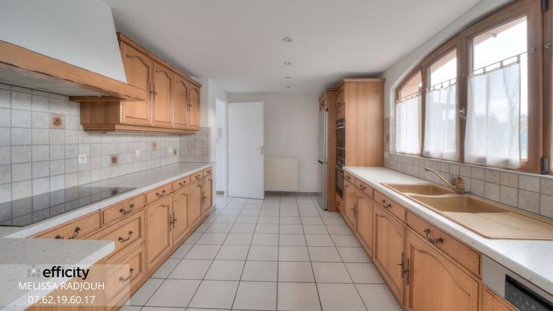 Maison - 202 m² - 7 pièces