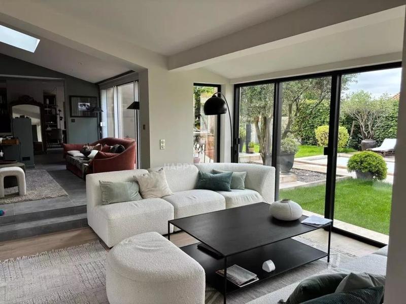 Maison - 220 m² - 7 pièces