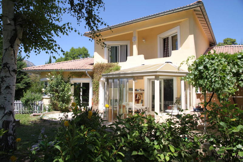Villa - 168 m² - 6 pièces