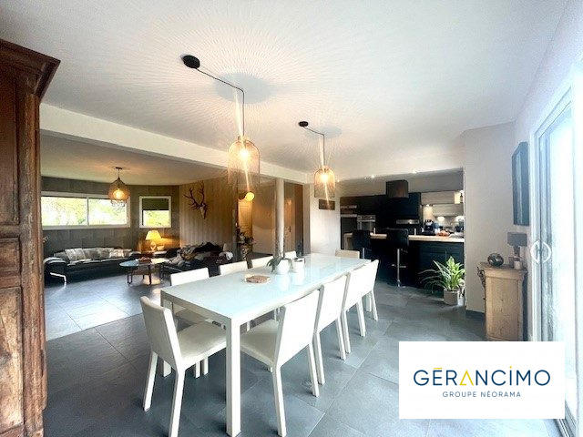 Maison - 241 m² - 7 pièces