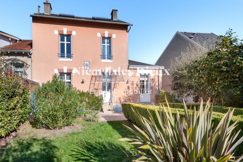 Maison - 180 m² - 8 pièces