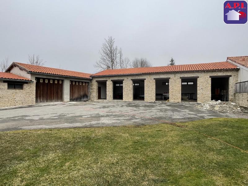 Propriété - 1 252 m² - 38 pièces