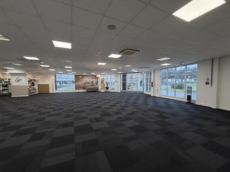 Local commercial - 676 m² - 5 pièces