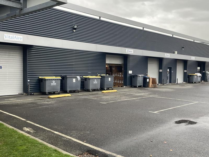 Local d'activités - 1 438 m²