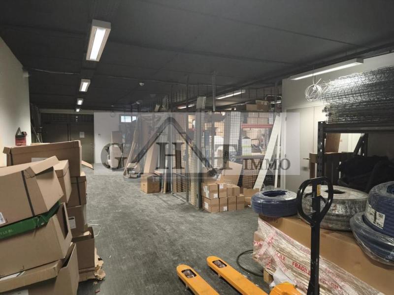 Entrepôt - 1 240 m²