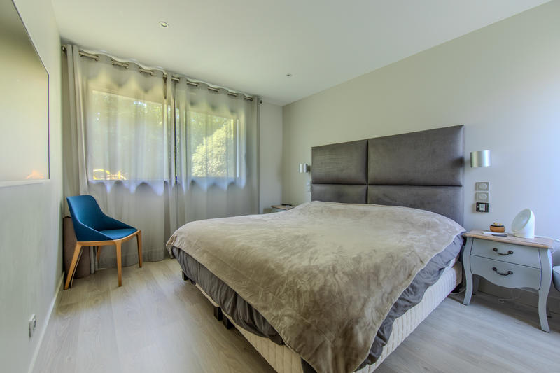 Maison - 225 m² - 9 pièces