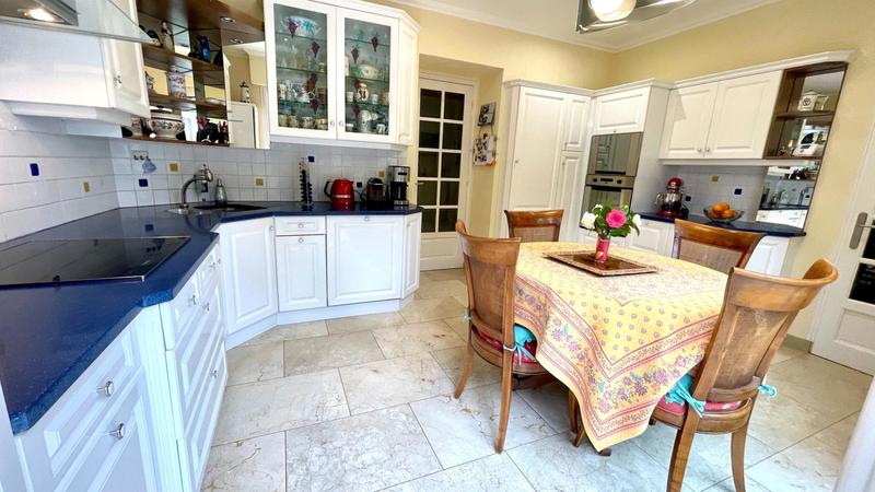 Propriété - 257 m² - 9 pièces