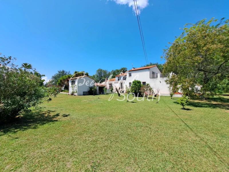 Mas - 350 m² - 10 pièces