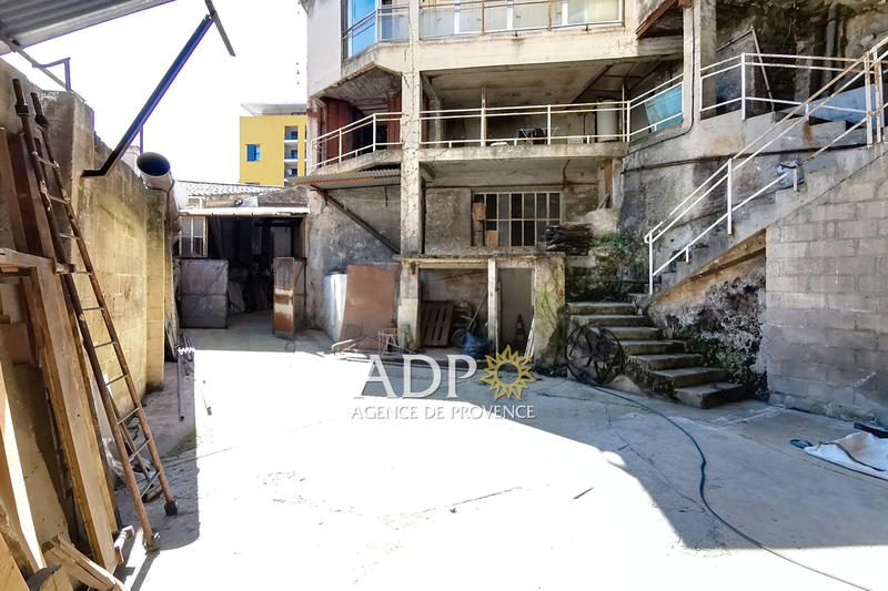 Local commercial - 921 m²