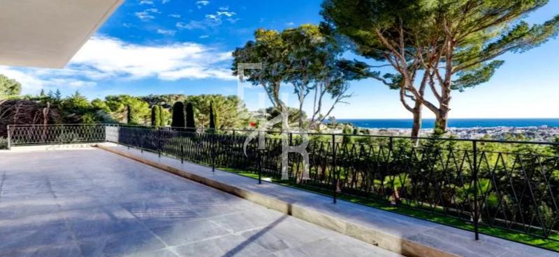 Maison - 389 m² - 8 pièces