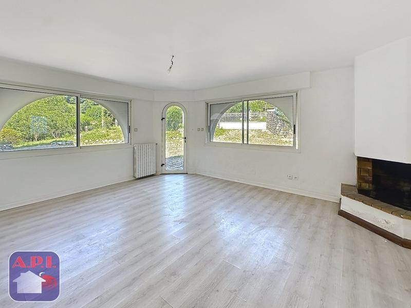 Maison - 230 m² - 6 pièces