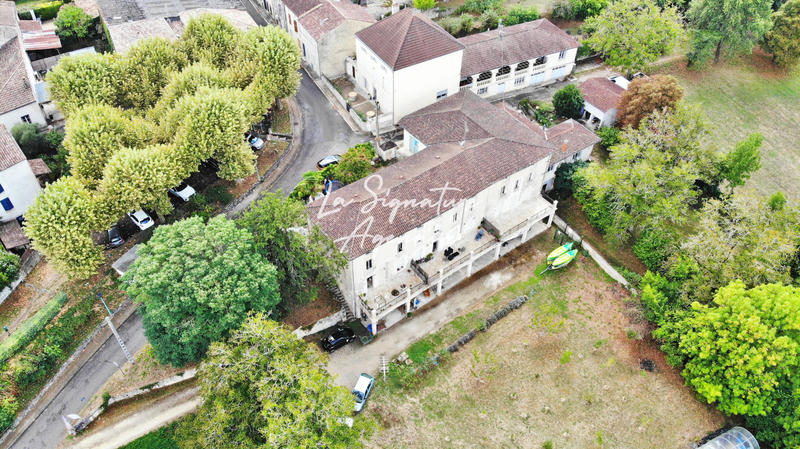 Propriété - 953 m² - 40 pièces