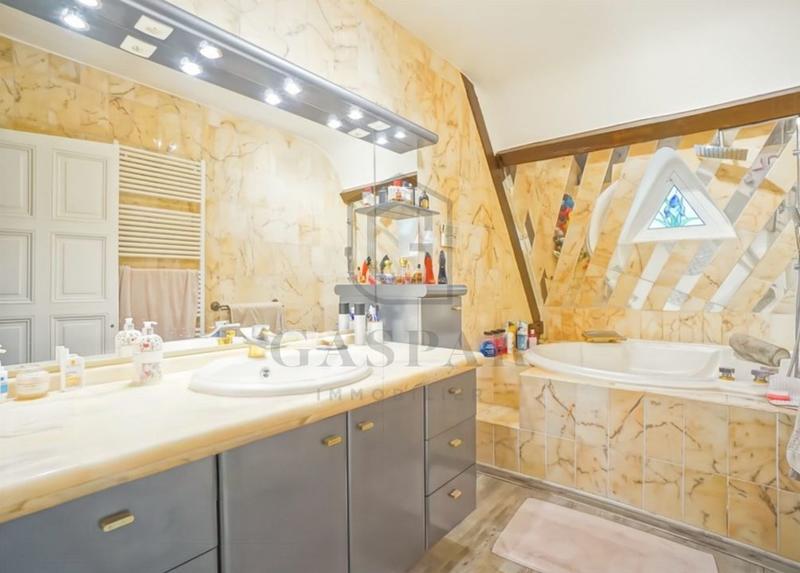 Maison - 225 m² - 8 pièces