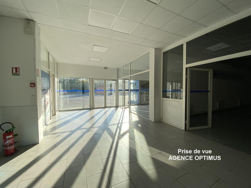 Local commercial - 2 100 m²