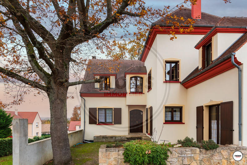 Maison - 240 m² - 9 pièces