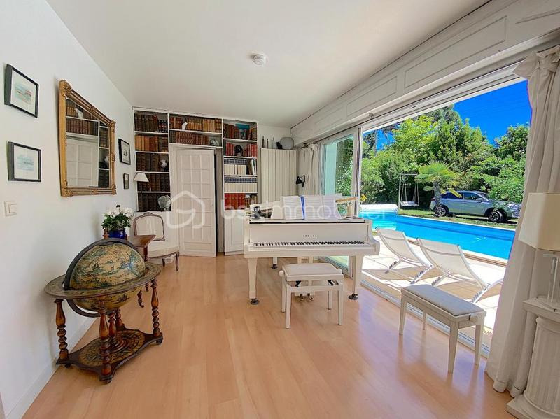 Maison - 215 m² - 8 pièces