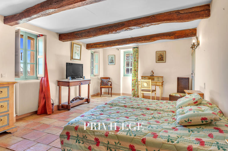 Propriété - 640 m² - 18 pièces