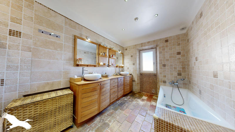 Maison - 220 m² - 5 pièces