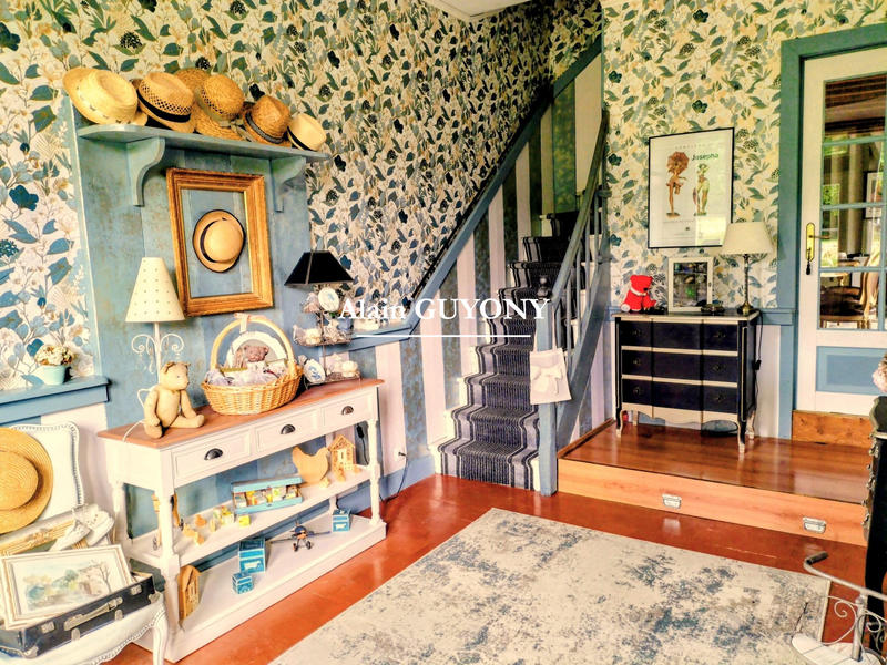 Maison - 240 m² - 8 pièces