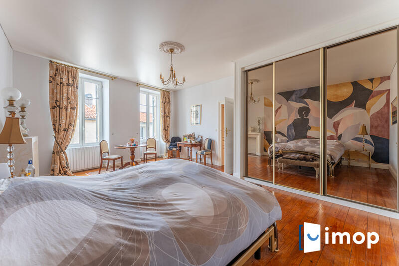 Maison - 397 m² - 10 pièces